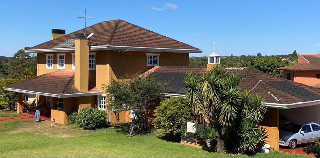 Telhado residencial antes da revitalização, com sujeira e lodo acumulados