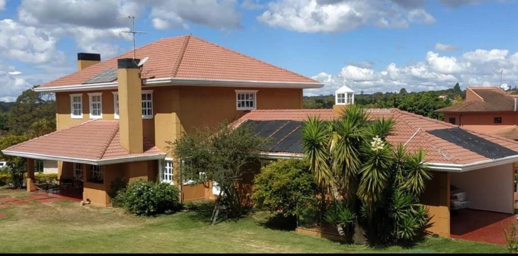 Telhado residencial depois da revitalização, com telhas limpas e renovadas